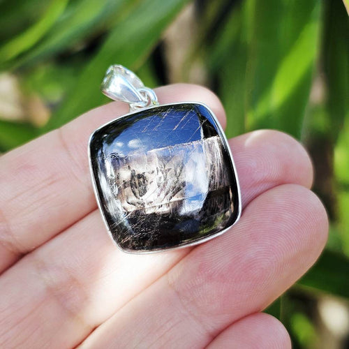 Hypersthene Pendant | Universal Mirror