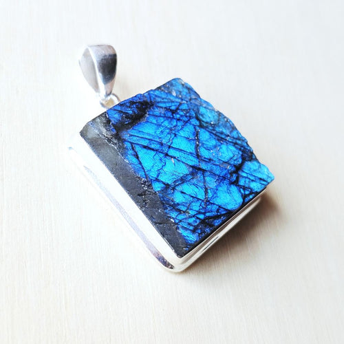 Raw Blue Labradorite Pendant | Aurora Mystique