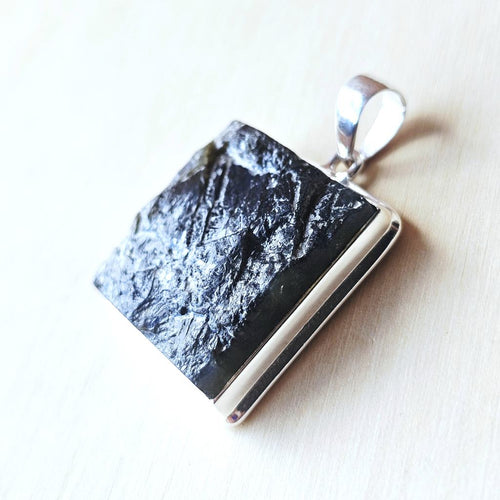 Raw Blue Labradorite Pendant | Aurora Mystique