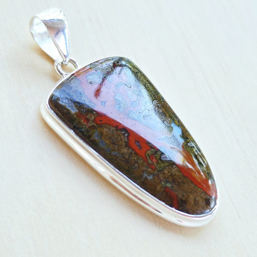 Seam Agate Pendant | Grounded Effect