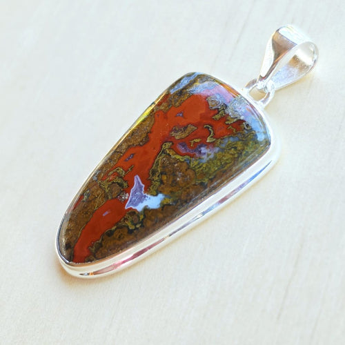 Seam Agate Pendant | Grounded Effect