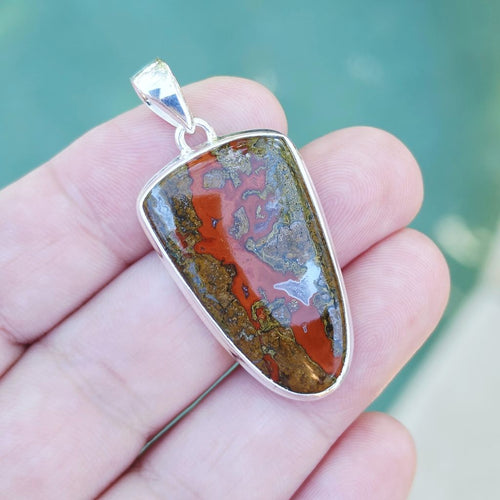 Seam Agate Pendant | Grounded Effect