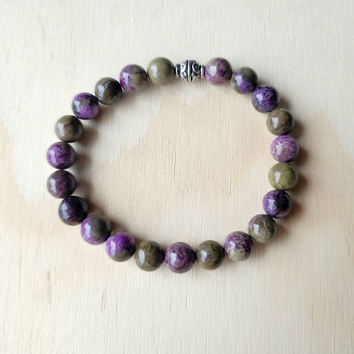 Close-up of Atlantisite bracelet showing green and purple 8 mm beads of serpentine and stichtite.