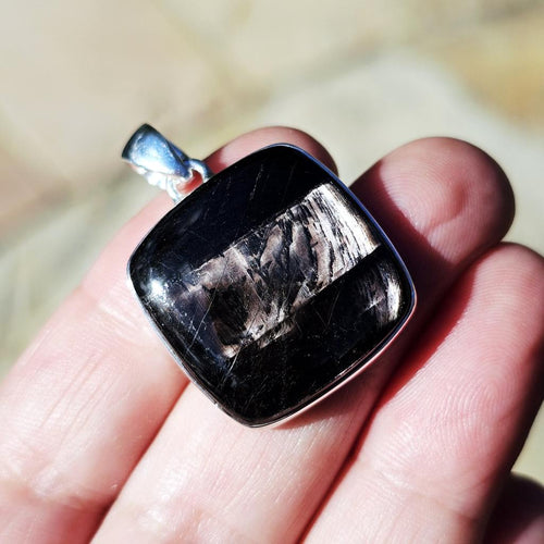 Hypersthene Pendant | Universal Mirror