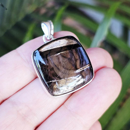 Hypersthene Pendant | Universal Mirror