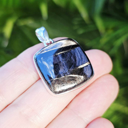 Hypersthene Pendant | Universal Mirror