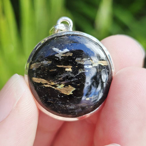 Nuummite Pendant | The Wayshower
