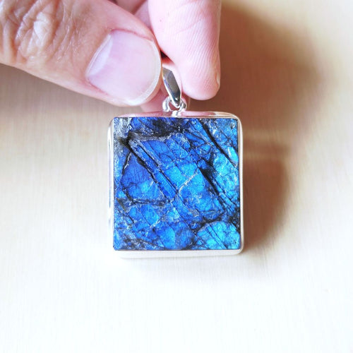 Raw Blue Labradorite Pendant | Aurora Mystique