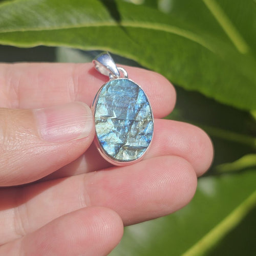 Raw Blue Labradorite Pendant | Aurora Mystique