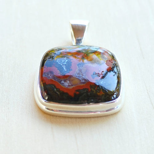 Seam Agate Pendant | Calming Presence
