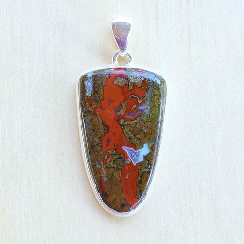 Seam Agate Pendant | Grounded Effect