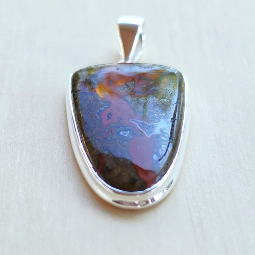 Seam Agate Pendant | Grounded Effect